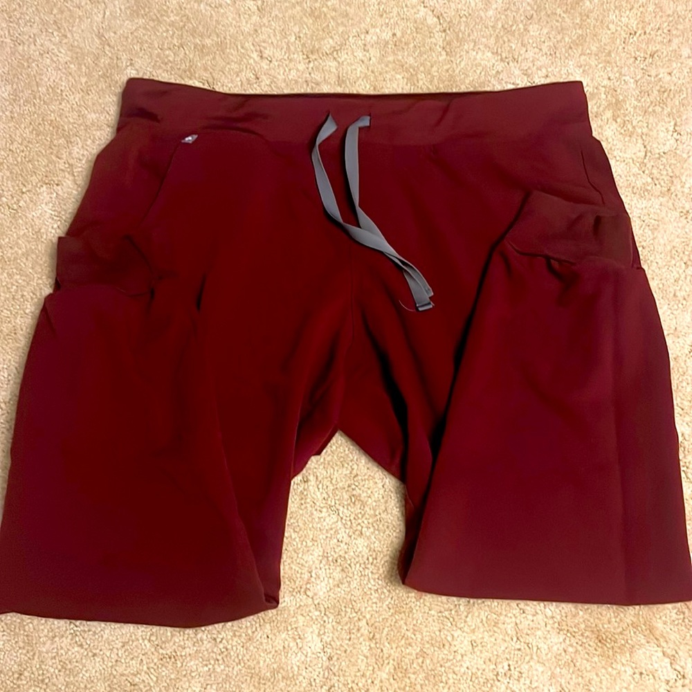 Maroon Figs. Fionlite top. Size XXL. Zamora joggers. Size XL, petite.